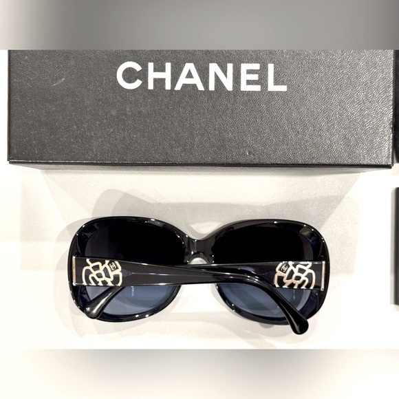 Chanel CC Camellia Sunglasses - Full Inclusion - Picture 5 of 6